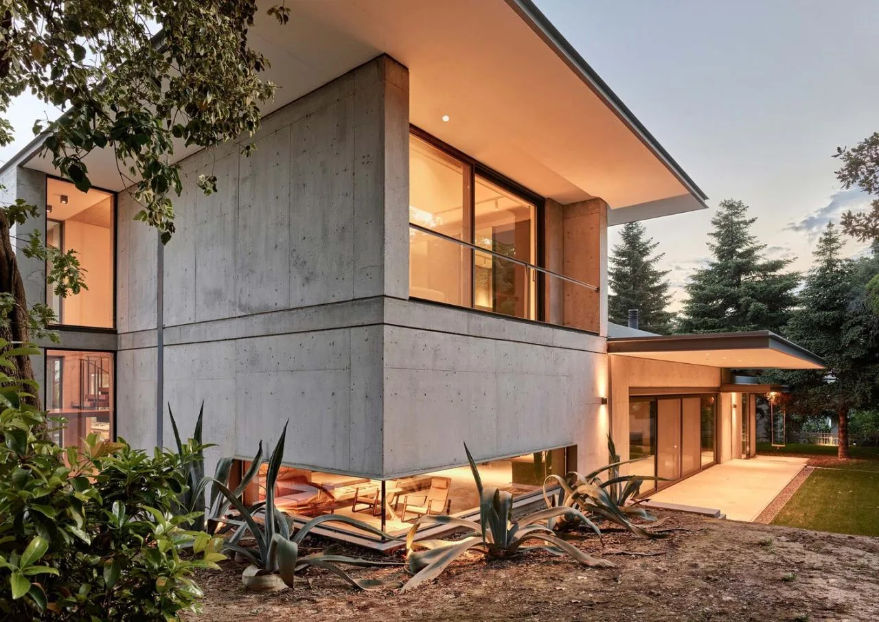 Design of a vacation villa combining concrete and glass for houses flowing through the forest