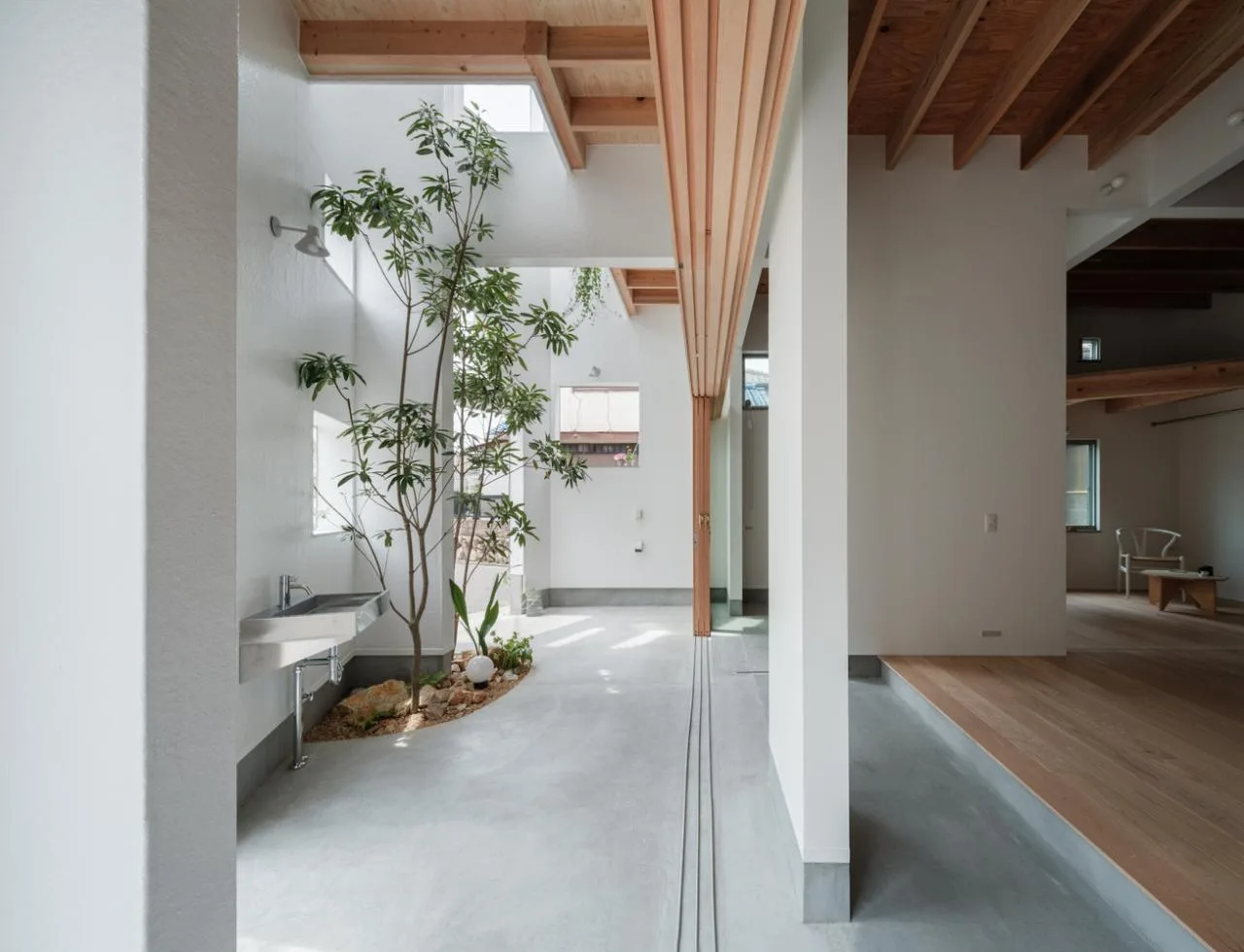 Design of Japanese style residences with irregular pentagons and different sizes of openings divided into nine grid grids