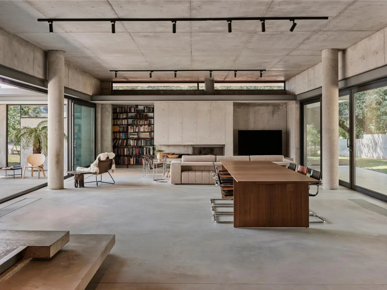 Design of a vacation villa combining concrete and glass for houses flowing through the forest