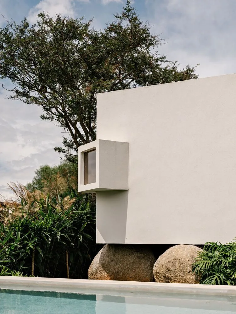 Design of a vacation home with a natural extension of the courtyard core by embedding the terrain underground