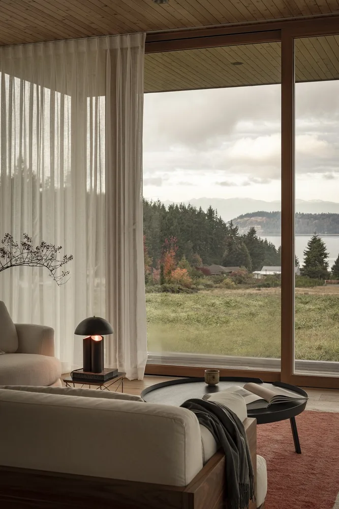 A meditation house floating on the grass, a vacation home design for Zen meditation