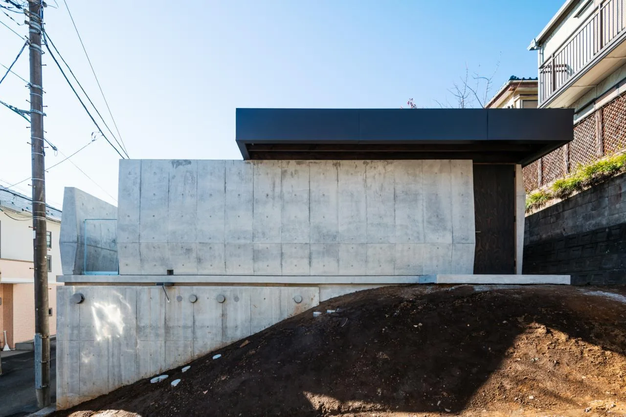 A unique and mysterious experience of interweaving concrete and wood, a residential design for peaceful living