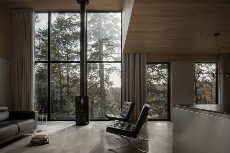 Composing a harmonious melody between architecture and nature among the treetops, with biological details in the design of a vacation home