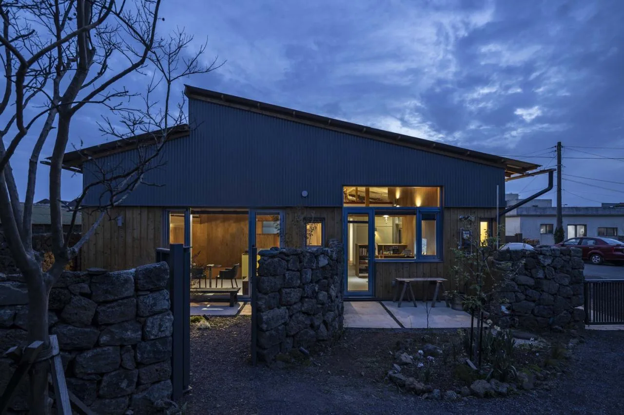 The interweaving of new and old structures in Jeju Island's old houses continues the design of traditional residential memories