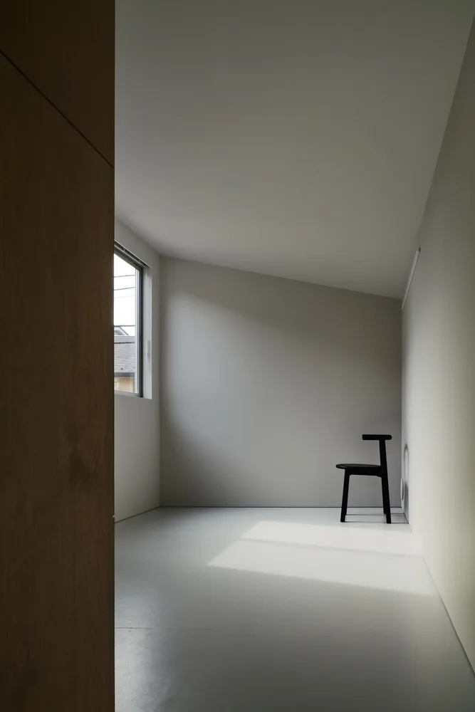 Exploring the design of a secluded residence with a 2.5-meter narrow space and a magical staircase connecting different lifestyles
