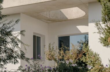 Sculptural Exposed Concrete Flows Throughout This Narrow Rectangular Flat Design-BIM WORLD
