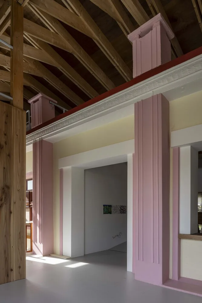 The interweaving of new and old structures in Jeju Island's old houses continues the design of traditional residential memories