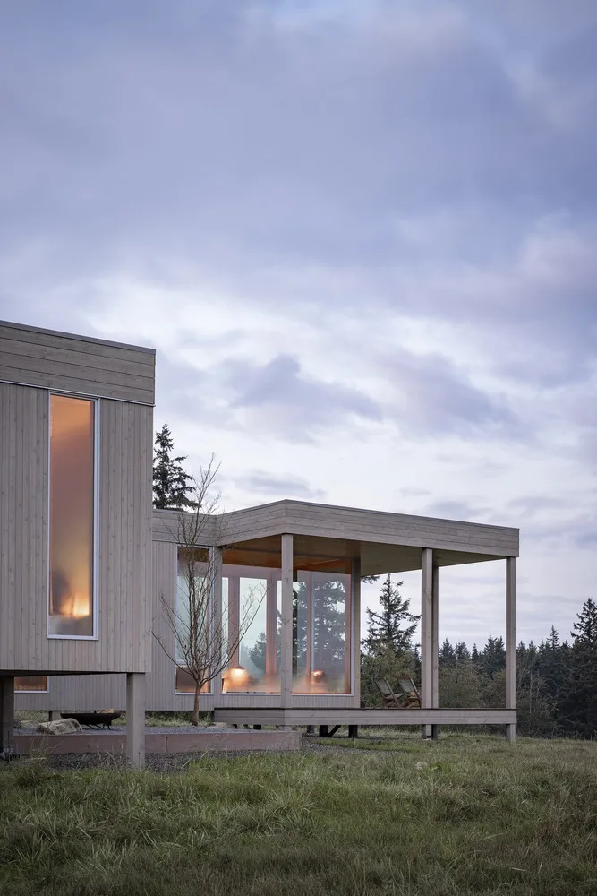A meditation house floating on the grass, a vacation home design for Zen meditation