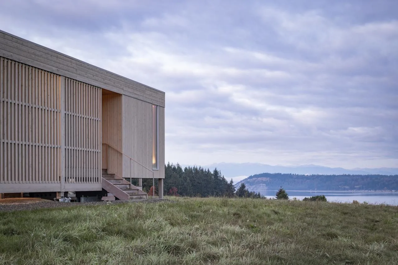 A meditation house floating on the grass, a vacation home design for Zen meditation