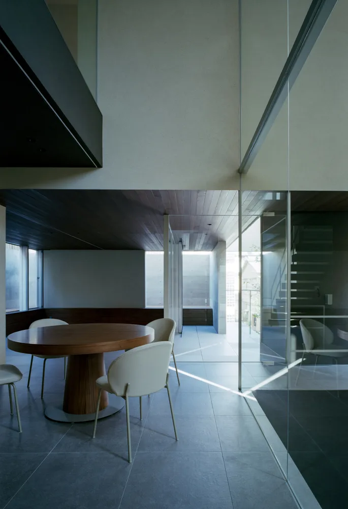 Creating a quiet, natural and private residential design in the city between narrow slits and openings