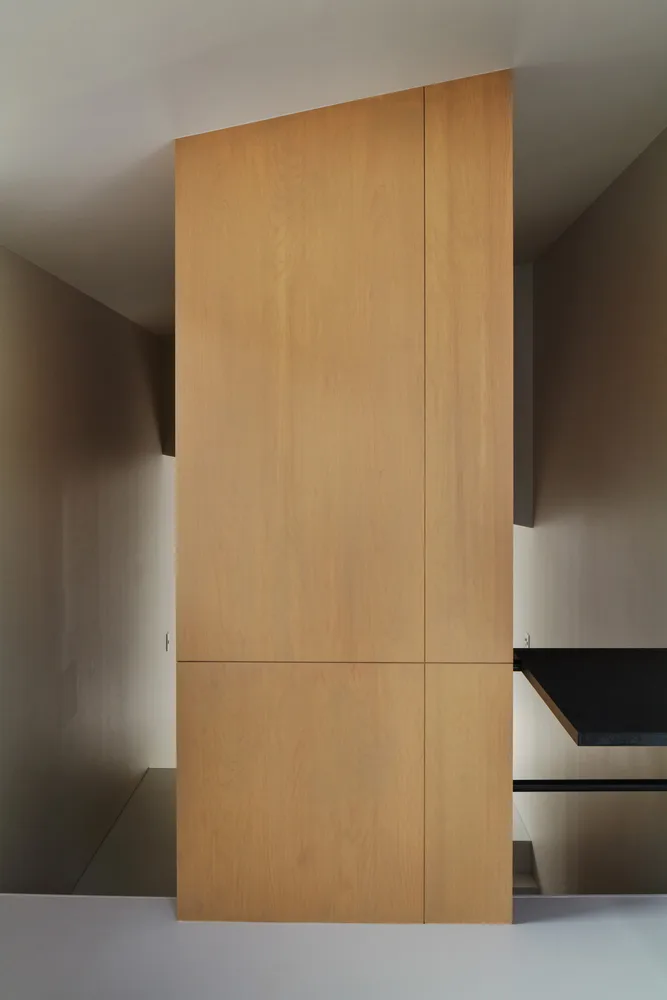Exploring the design of a secluded residence with a 2.5-meter narrow space and a magical staircase connecting different lifestyles