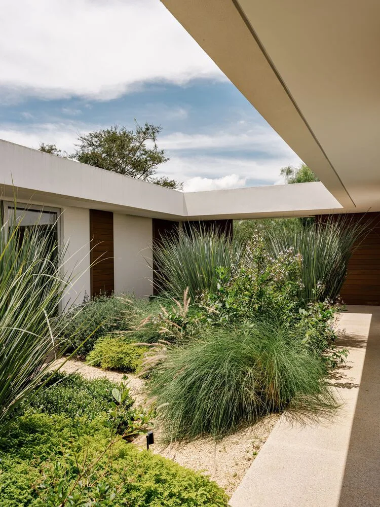 Design of a vacation home with a natural extension of the courtyard core by embedding the terrain underground