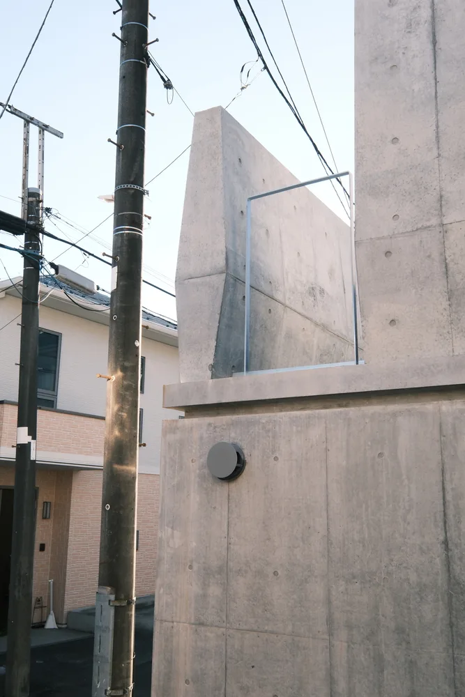 A unique and mysterious experience of interweaving concrete and wood, a residential design for peaceful living