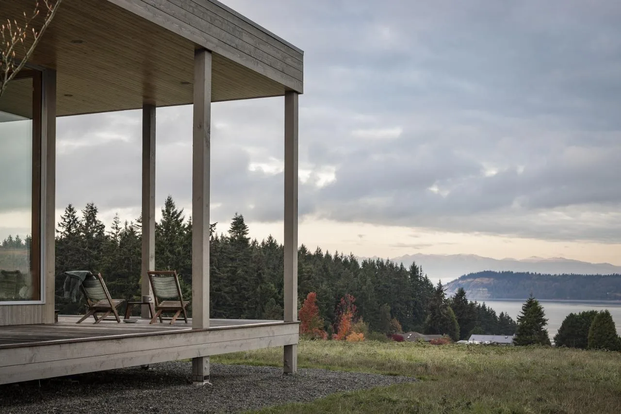 A meditation house floating on the grass, a vacation home design for Zen meditation