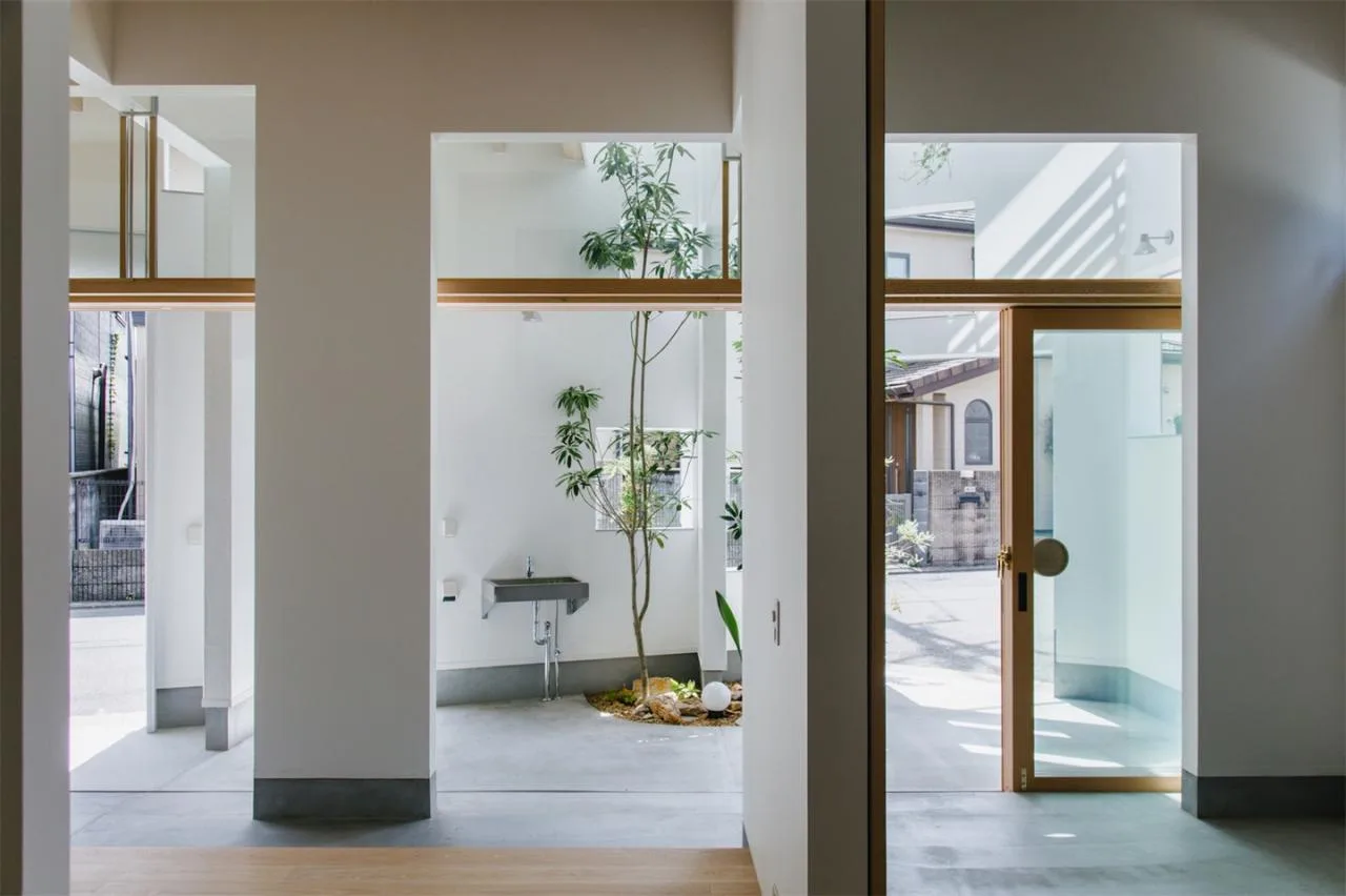 Design of Japanese style residences with irregular pentagons and different sizes of openings divided into nine grid grids