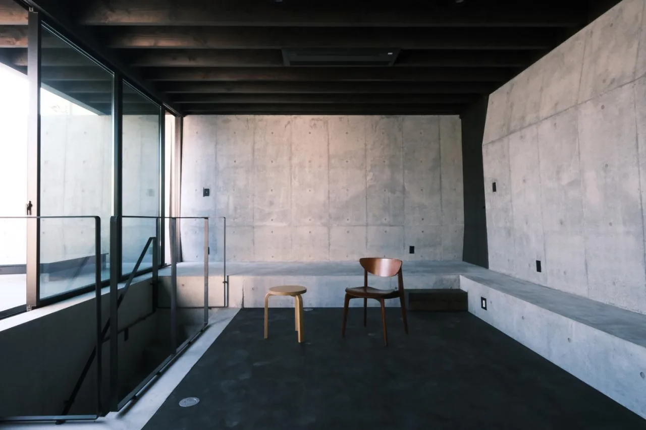 A unique and mysterious experience of interweaving concrete and wood, a residential design for peaceful living