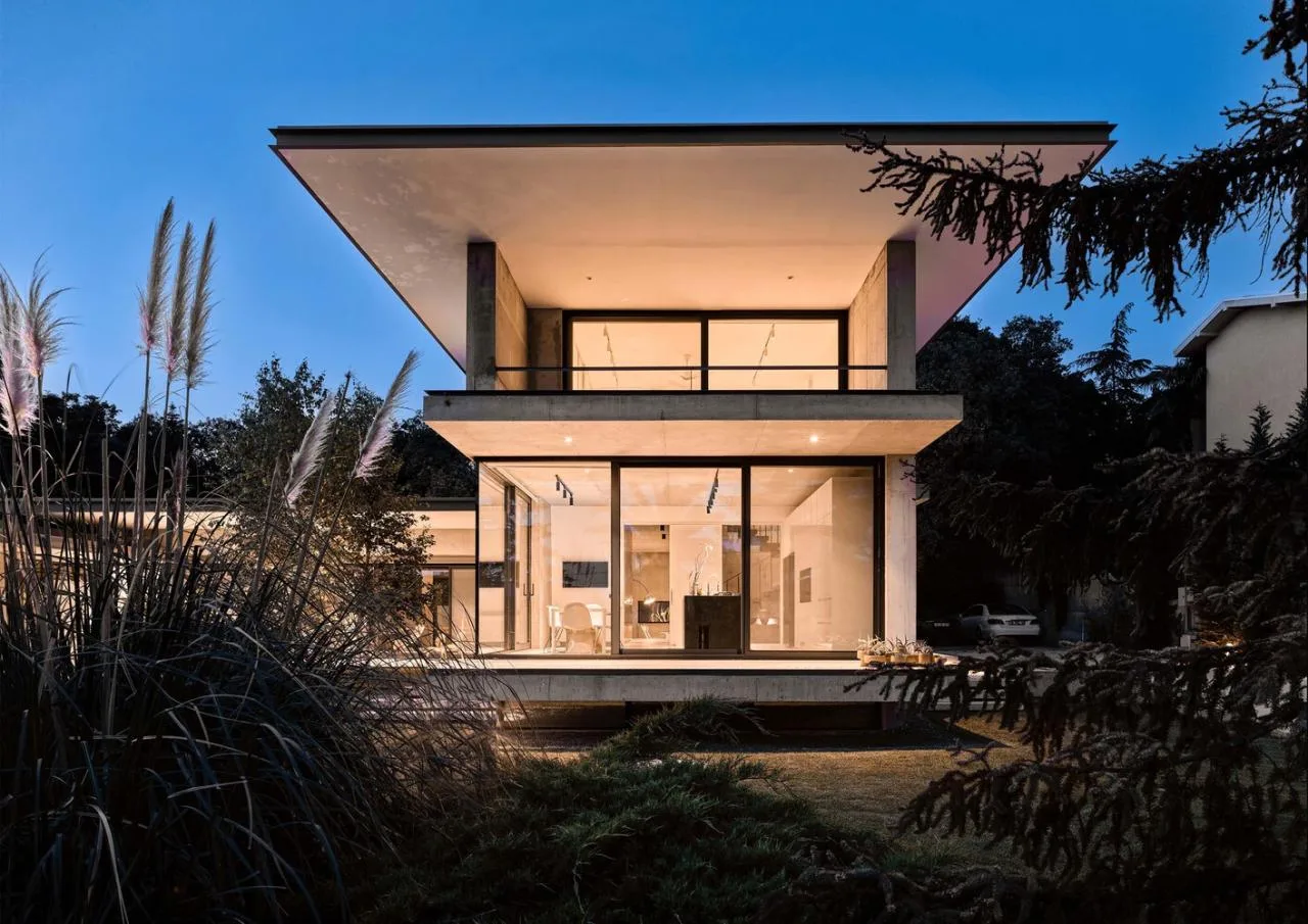 Design of a vacation villa combining concrete and glass for houses flowing through the forest
