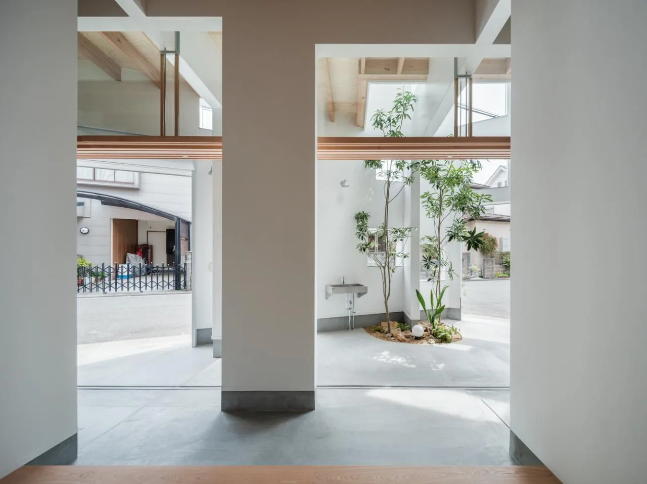 Design of Japanese style residences with irregular pentagons and different sizes of openings divided into nine grid grids