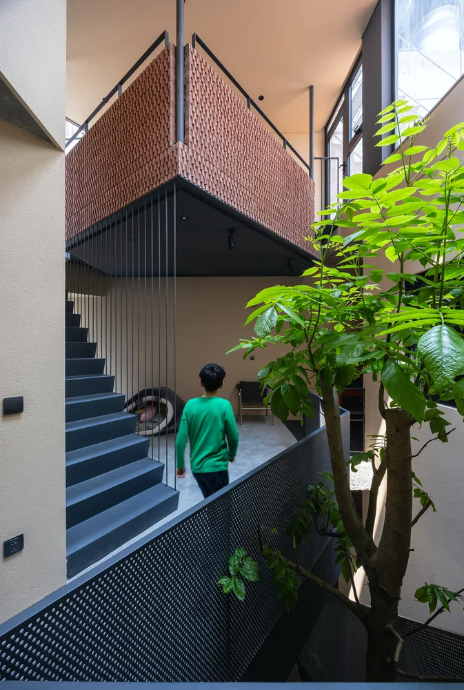 The design of a villa in a valley hidden in the cracks of urban alleys, carrying the time of family affection