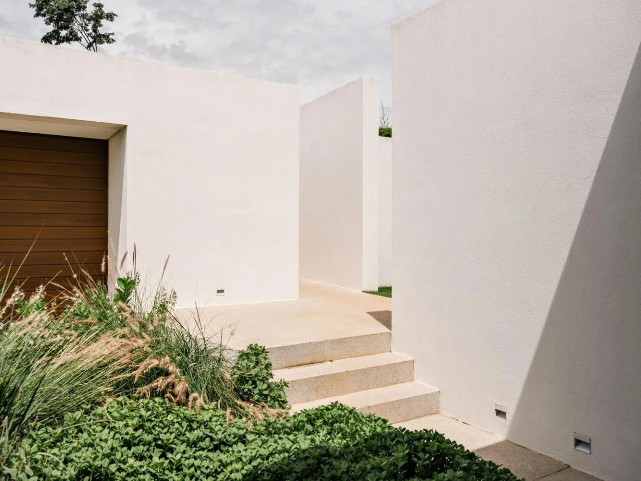 Design of a vacation home with a natural extension of the courtyard core by embedding the terrain underground