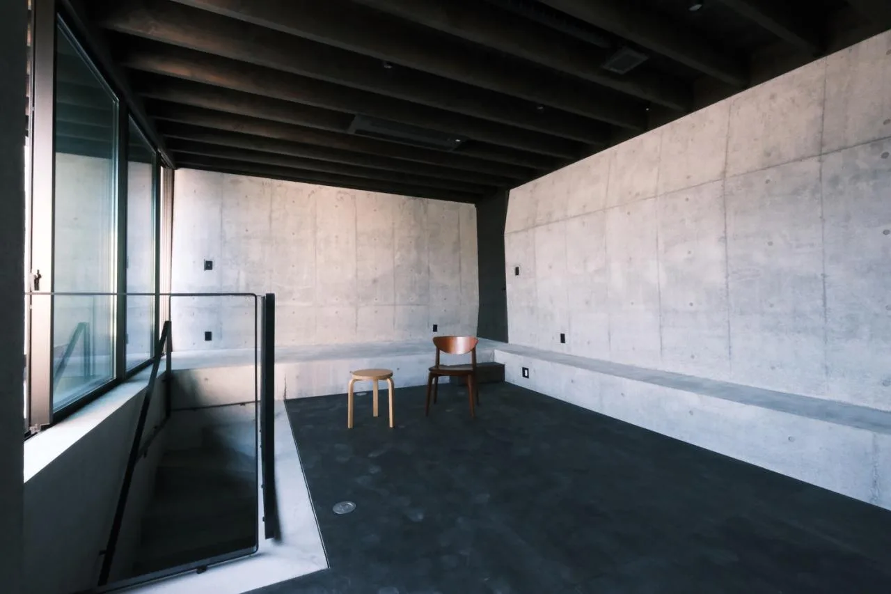 A unique and mysterious experience of interweaving concrete and wood, a residential design for peaceful living