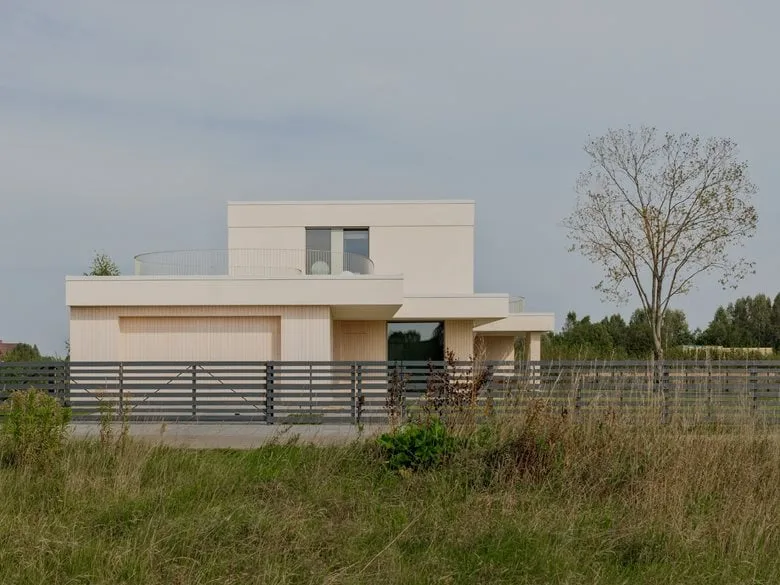 The energy-saving aesthetic details in the birch forest garden are reflected in the ingenious vacation home design