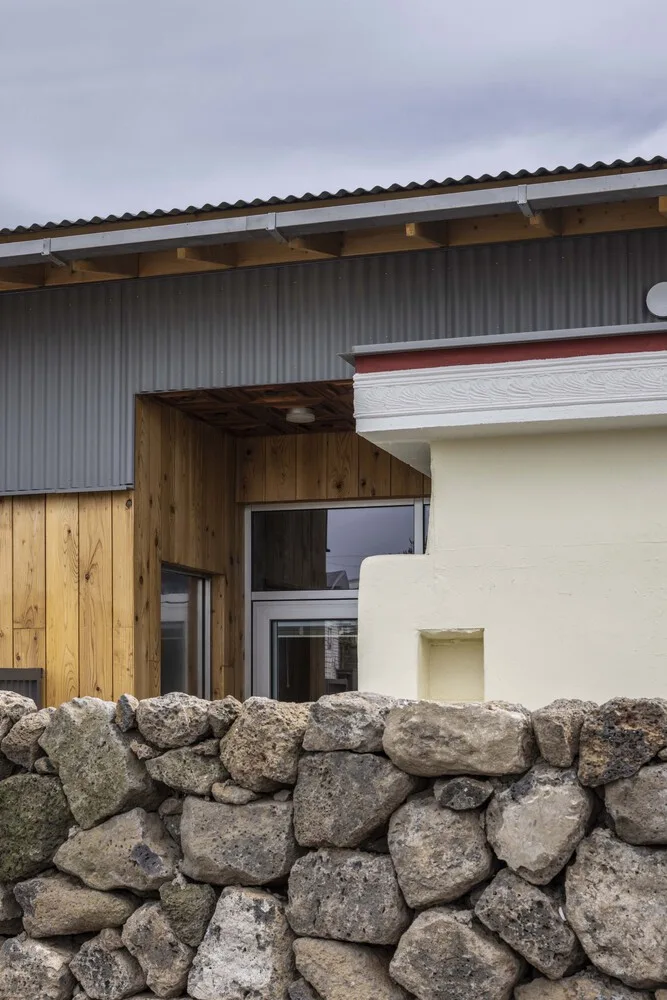 The interweaving of new and old structures in Jeju Island's old houses continues the design of traditional residential memories
