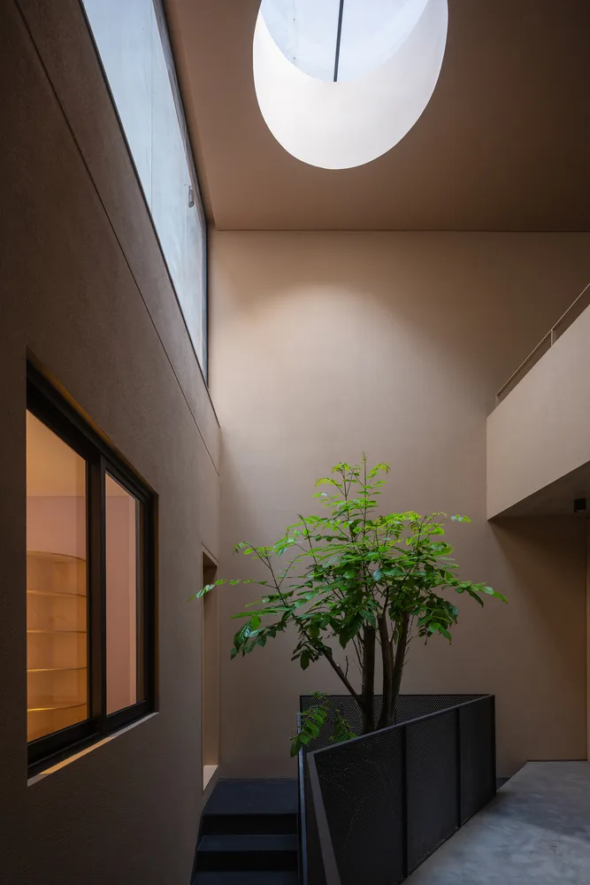 The design of a villa in a valley hidden in the cracks of urban alleys, carrying the time of family affection