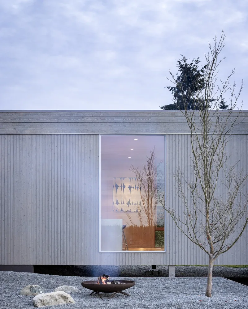 A meditation house floating on the grass, a vacation home design for Zen meditation