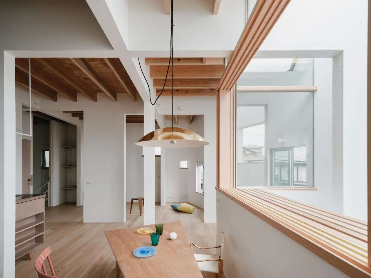 Design of Japanese style residences with irregular pentagons and different sizes of openings divided into nine grid grids