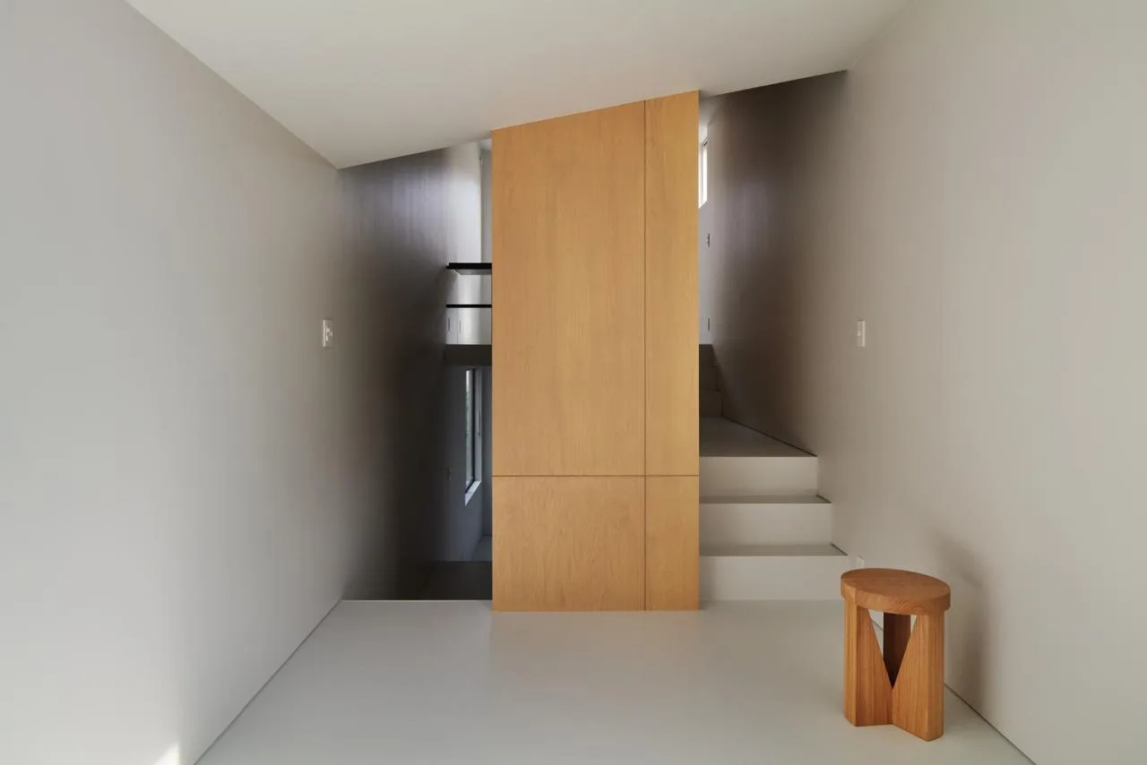 Exploring the design of a secluded residence with a 2.5-meter narrow space and a magical staircase connecting different lifestyles