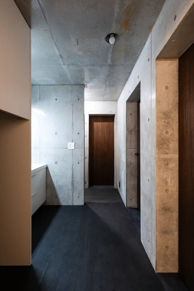 A unique and mysterious experience of interweaving concrete and wood, a residential design for peaceful living