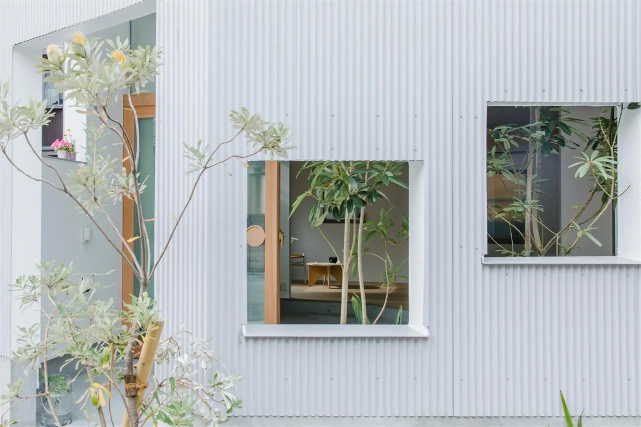 Design of Japanese style residences with irregular pentagons and different sizes of openings divided into nine grid grids