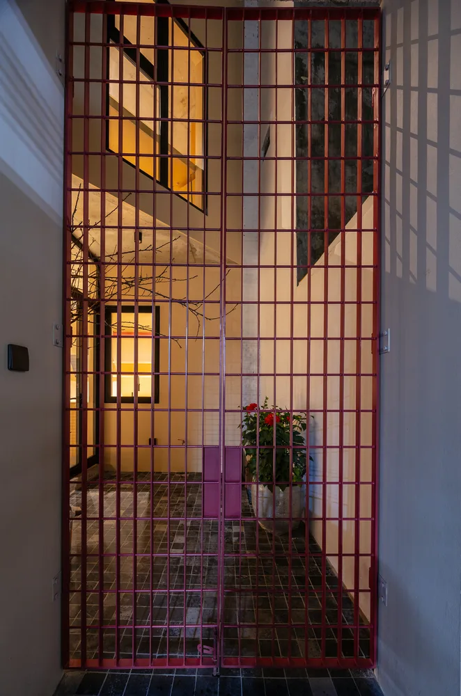 The design of a villa in a valley hidden in the cracks of urban alleys, carrying the time of family affection