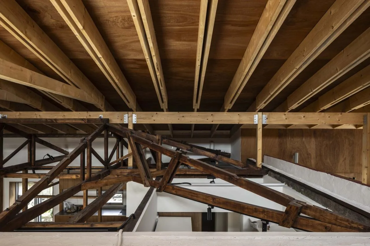 The interweaving of new and old structures in Jeju Island's old houses continues the design of traditional residential memories