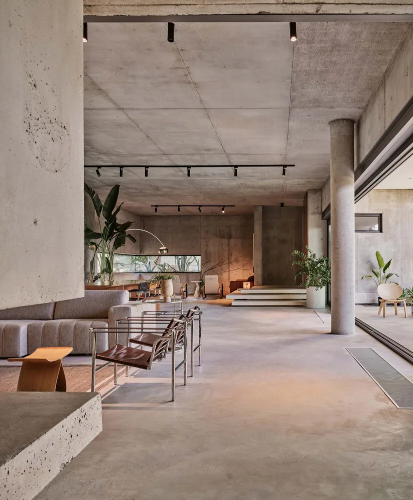 Design of a vacation villa combining concrete and glass for houses flowing through the forest