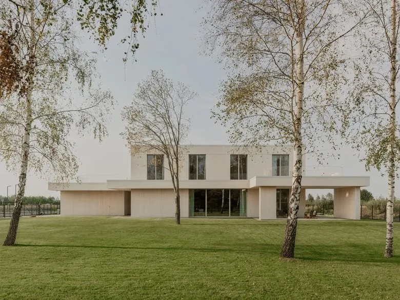 The energy-saving aesthetic details in the birch forest garden are reflected in the ingenious vacation home design