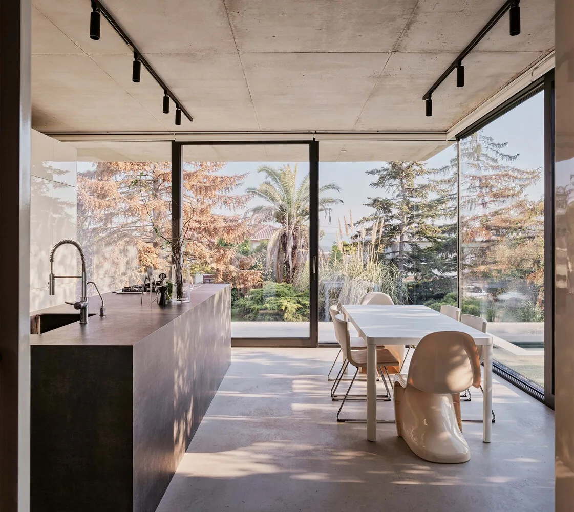 Design of a vacation villa combining concrete and glass for houses flowing through the forest