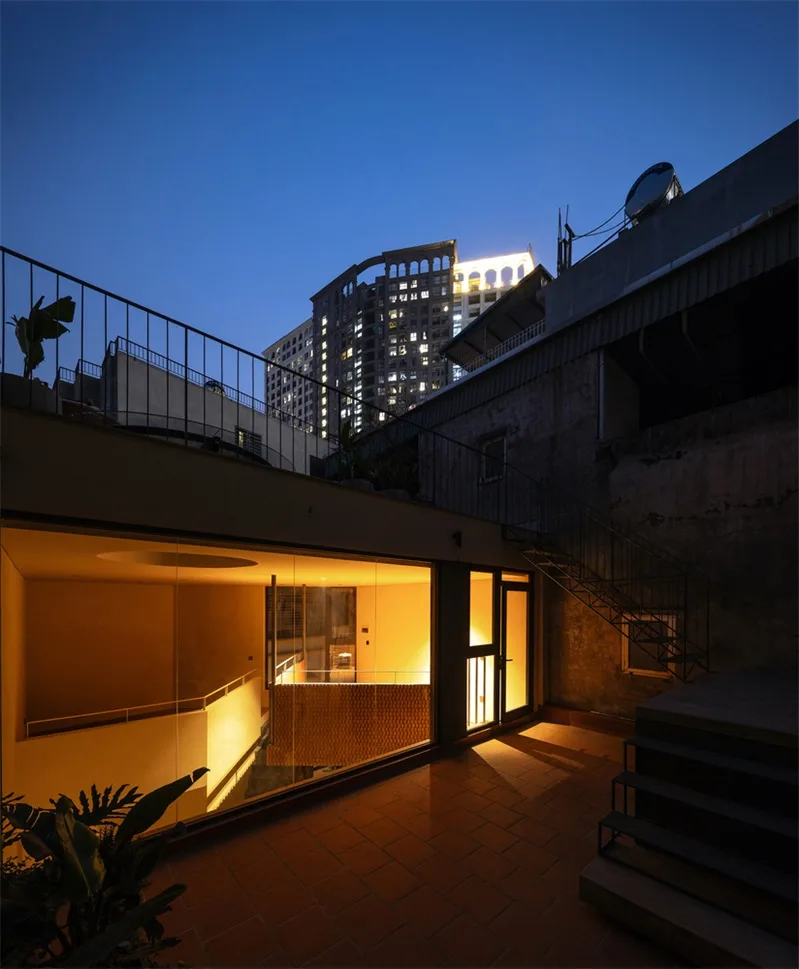 The design of a villa in a valley hidden in the cracks of urban alleys, carrying the time of family affection