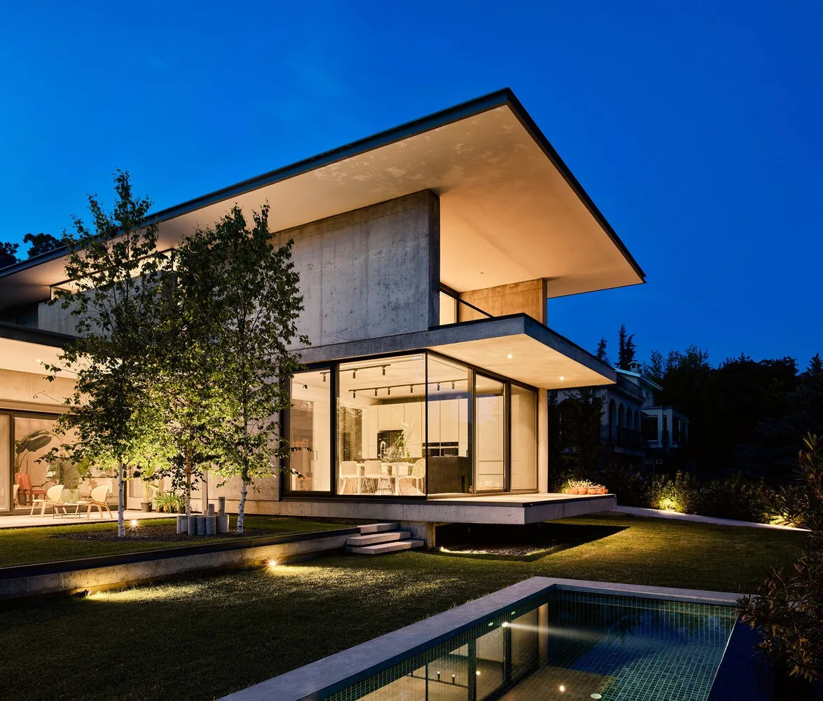 Design of a vacation villa combining concrete and glass for houses flowing through the forest