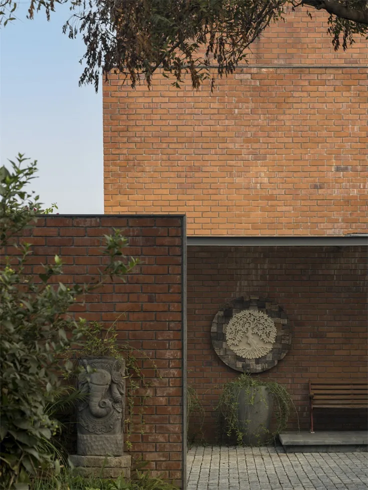Red brick rural villa design that brings life closer to nature and blends tradition and modernity