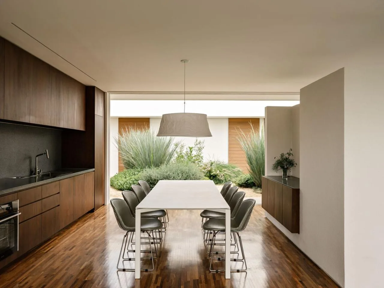 Design of a vacation home with a natural extension of the courtyard core by embedding the terrain underground