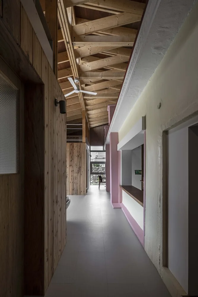 The interweaving of new and old structures in Jeju Island's old houses continues the design of traditional residential memories