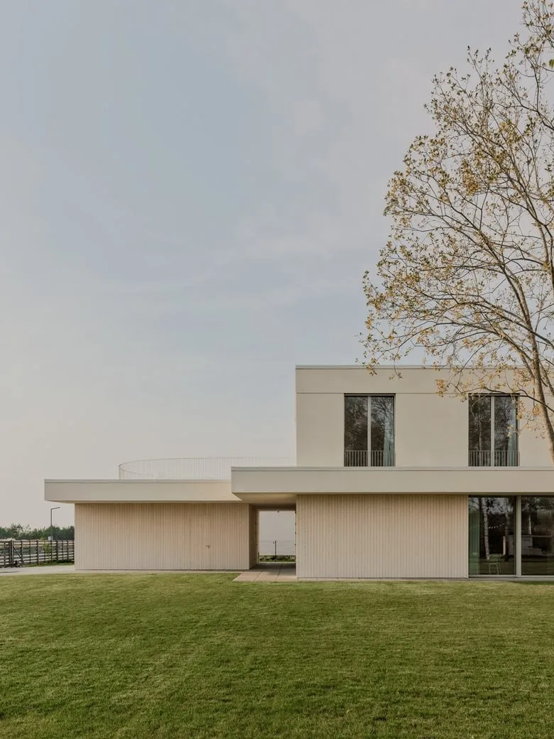 The energy-saving aesthetic details in the birch forest garden are reflected in the ingenious vacation home design