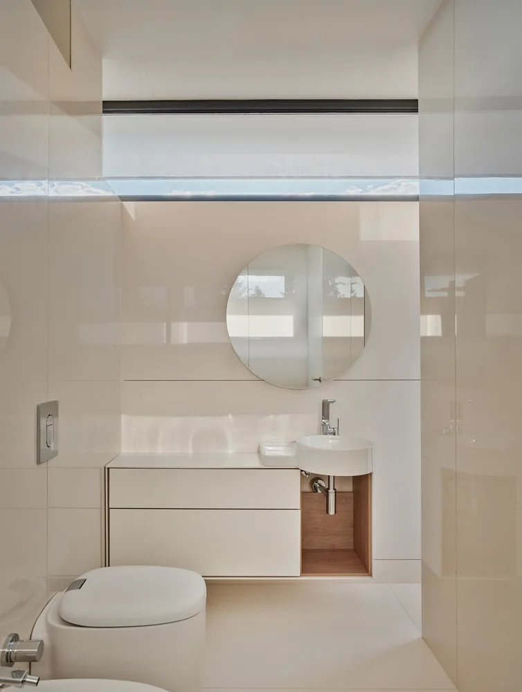 Design of a vacation villa combining concrete and glass for houses flowing through the forest