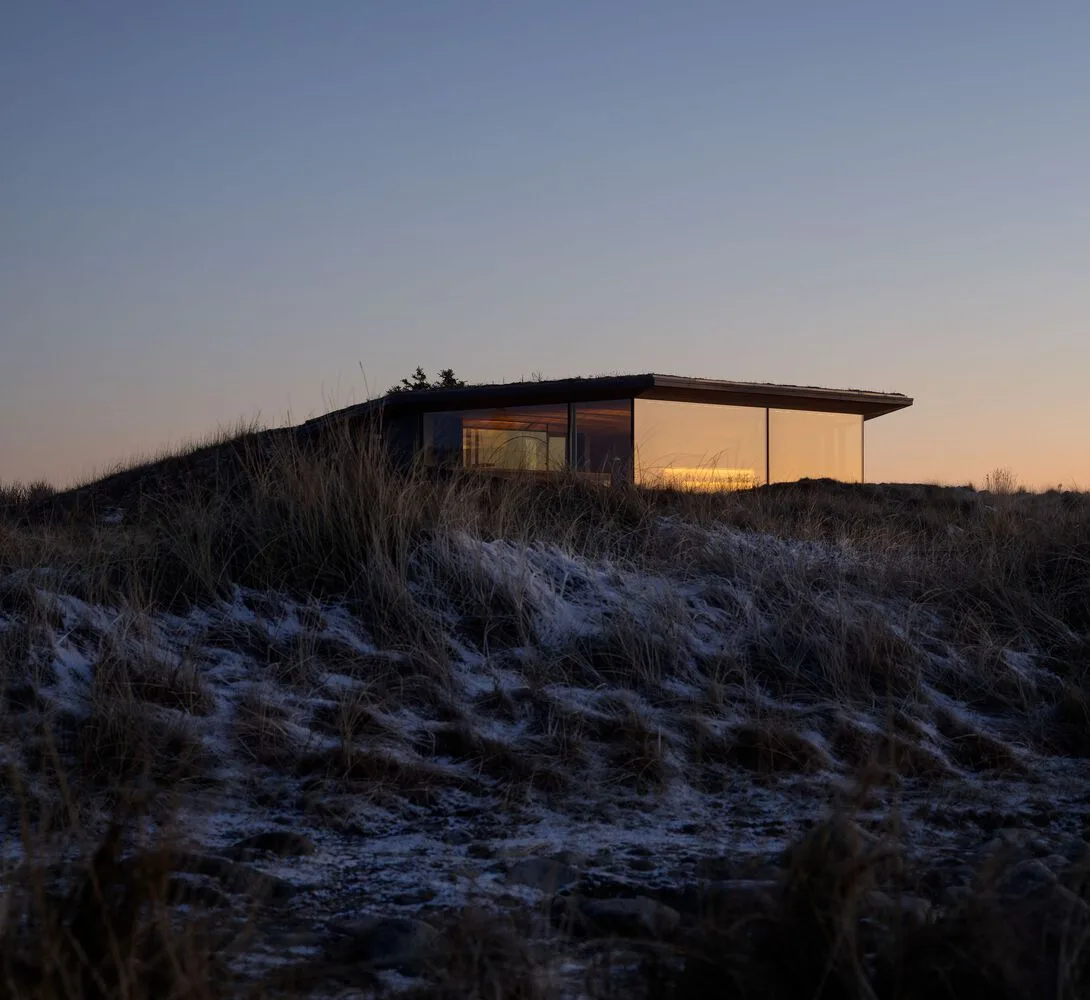 A vacation home design that coexists with sand dunes and the sea, showcasing the natural poetic and expansive beauty of the Norwegian coast
