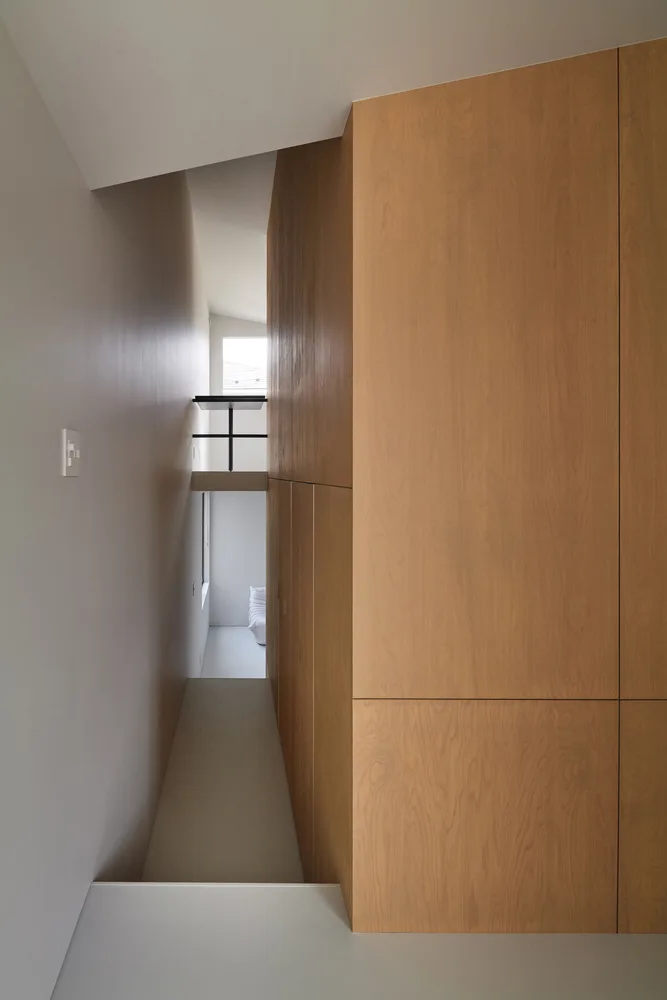 Exploring the design of a secluded residence with a 2.5-meter narrow space and a magical staircase connecting different lifestyles