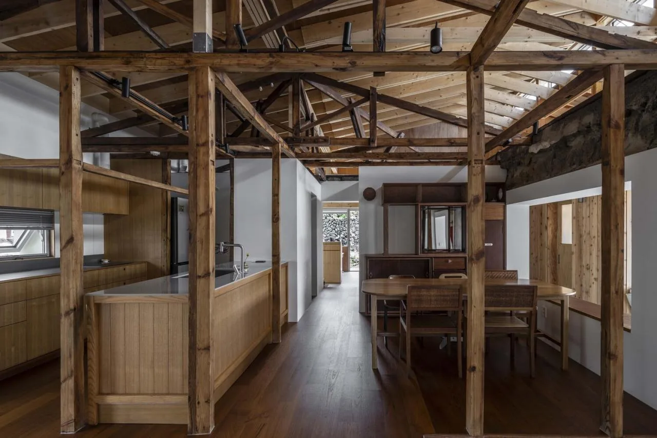 The interweaving of new and old structures in Jeju Island's old houses continues the design of traditional residential memories