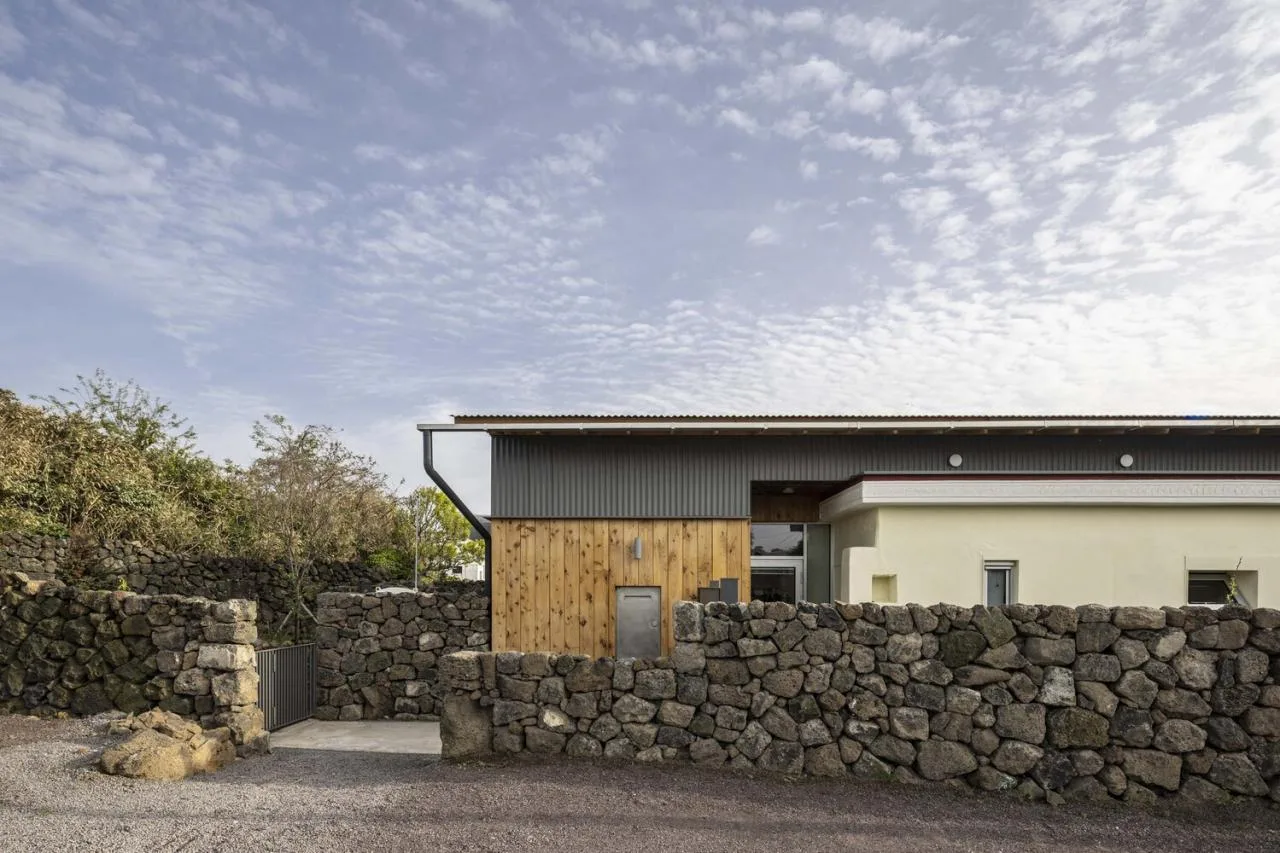 The interweaving of new and old structures in Jeju Island's old houses continues the design of traditional residential memories