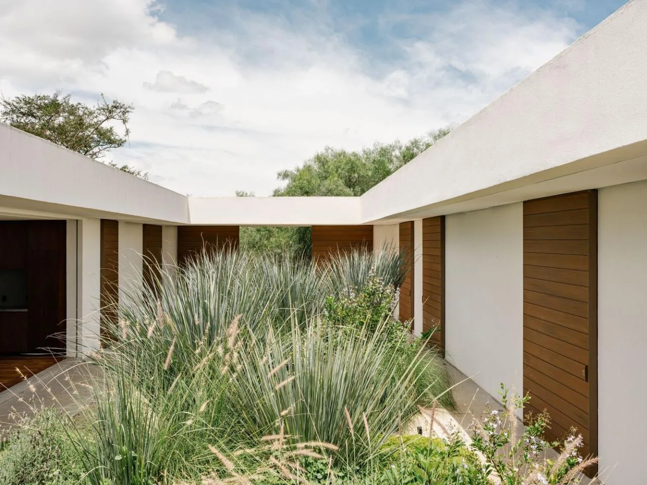 Design of a vacation home with a natural extension of the courtyard core by embedding the terrain underground